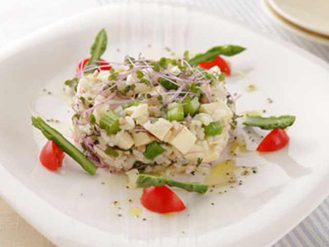 モッツァレラと雑穀米の春野菜サラダ