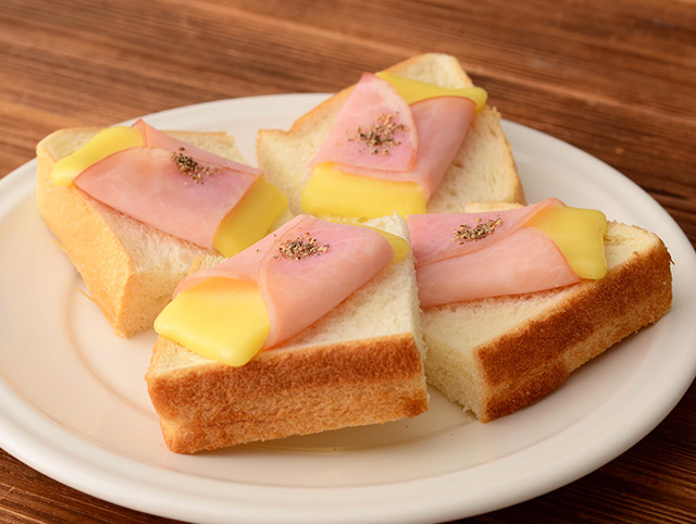 切れてるチーズのハム巻きトースト