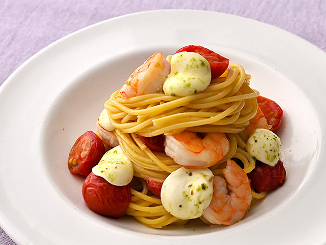 バジル香るモッツァレラのえびとトマトのパスタ