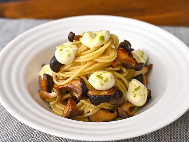 バジル香るモッツァレラのきのこパスタ