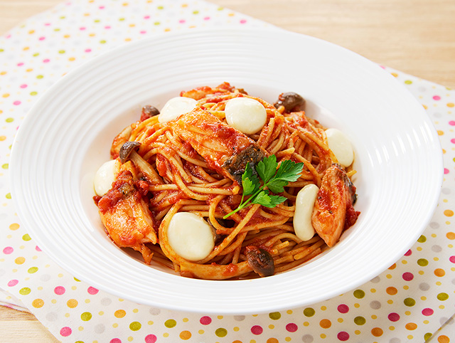 ひとくちモッツァレラと秋鮭ときのこのトマトパスタ