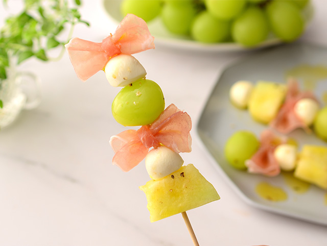 ひとくちモッツァと生ハムリボンのフルーツピンチョス