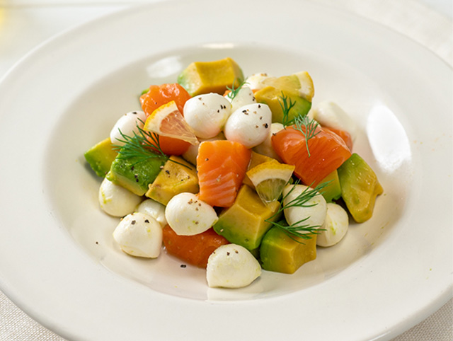 ひとくちモッツァレラとサーモンのサラダ