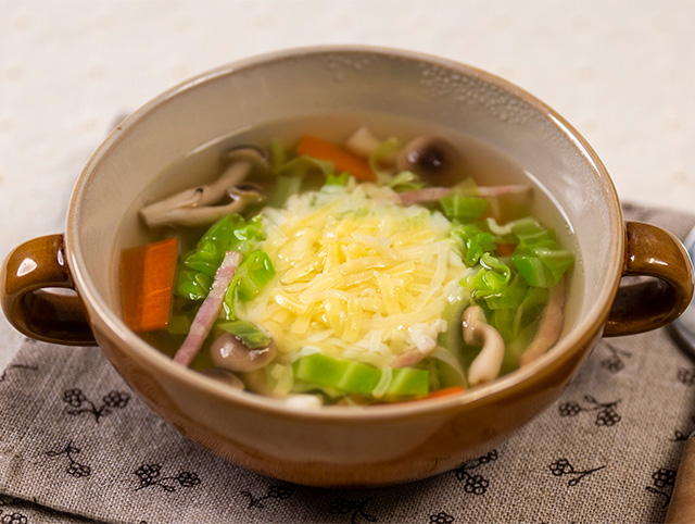 ベーコンと野菜のとろけるコンソメスープ