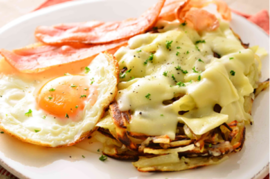 チーズレシュティベーコンと目玉焼きを添えて