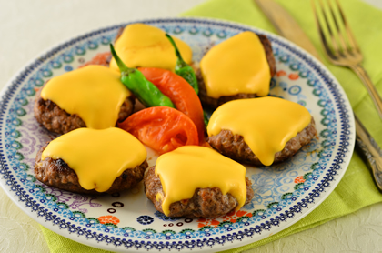 キョフテのチェダーチーズのせ